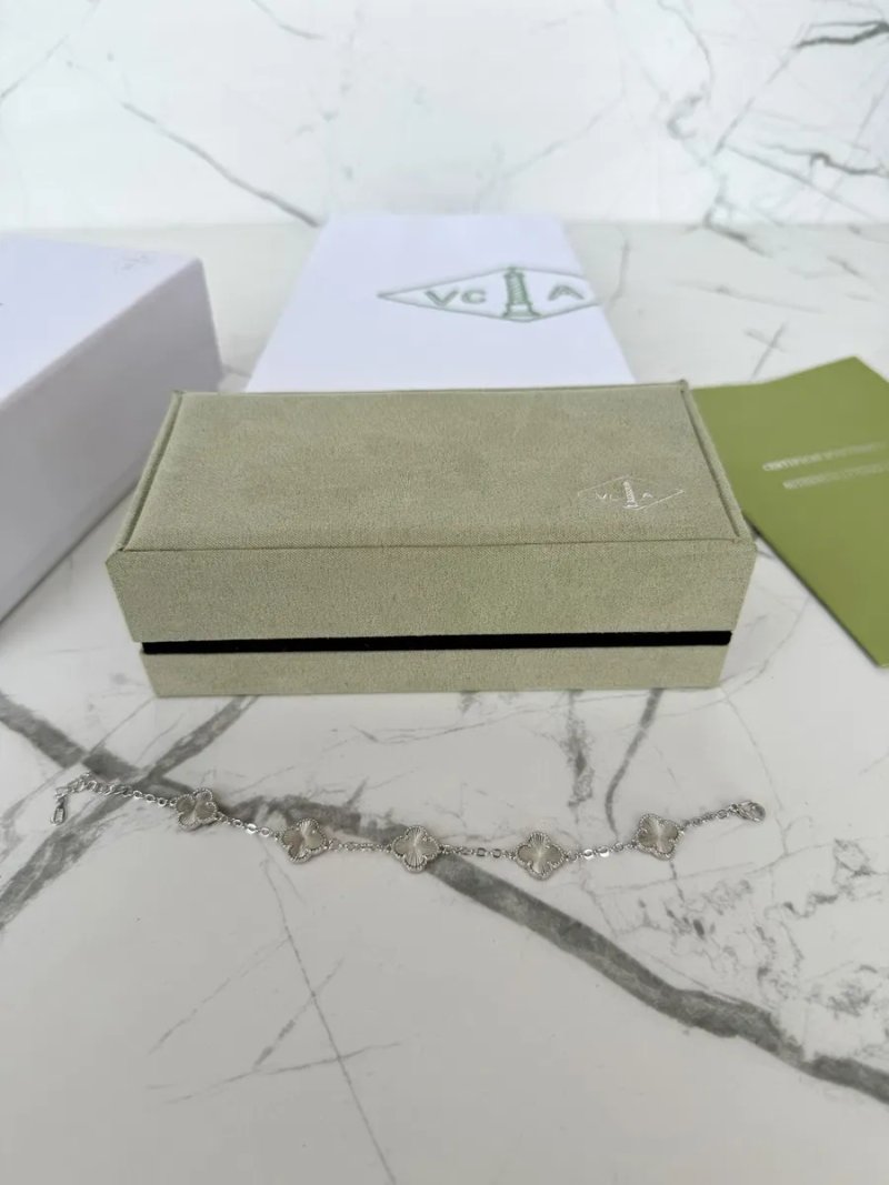 Браслет Van Cleef & Arpels  розмір регулюється, срібло 925 проби з покриттям родію (не темніє),з камінцями, конюшина, клевер ван клиф, серебро — фото 3