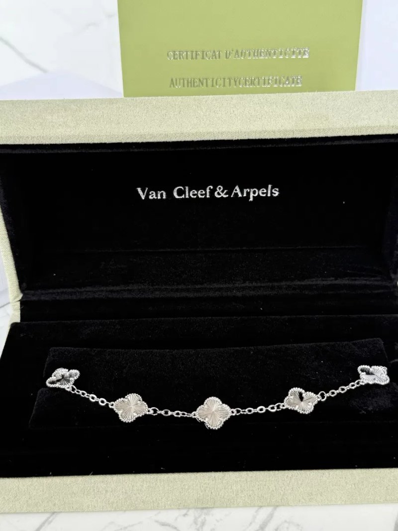 Браслет Van Cleef & Arpels  розмір регулюється, срібло 925 проби з покриттям родію (не темніє),з камінцями, конюшина, клевер ван клиф, серебро — фото 4