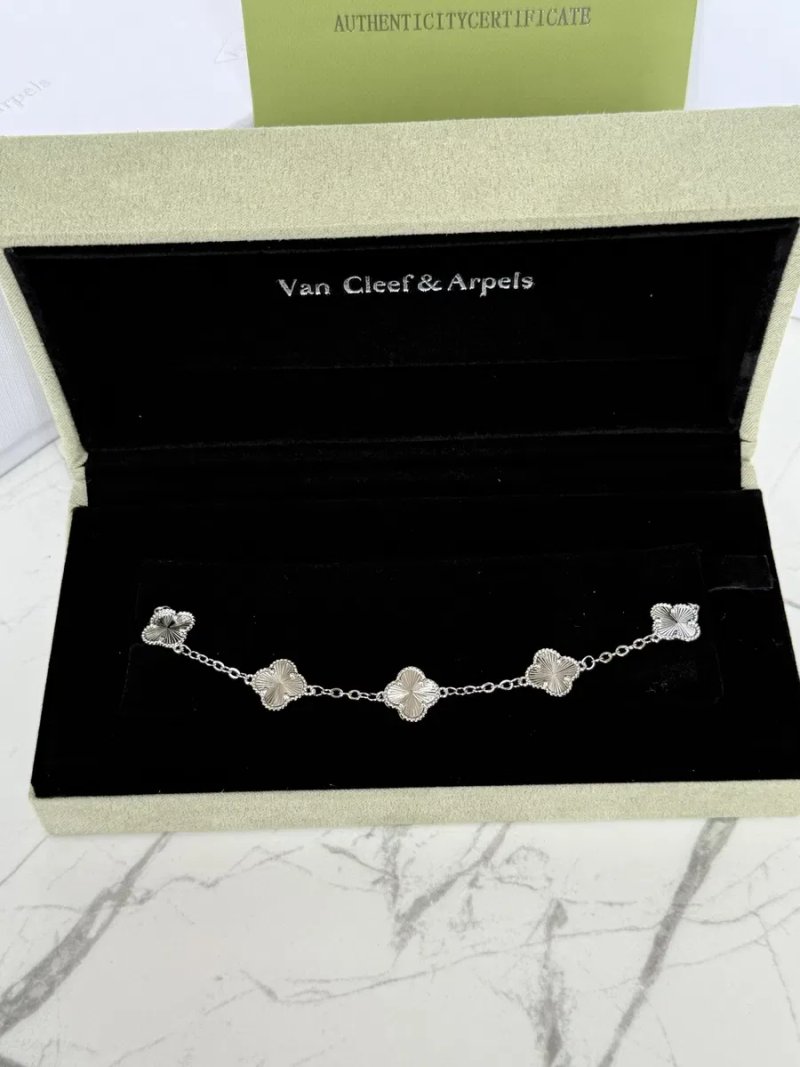 Браслет Van Cleef & Arpels  розмір регулюється, срібло 925 проби з покриттям родію (не темніє),з камінцями, конюшина, клевер ван клиф, серебро — фото 6