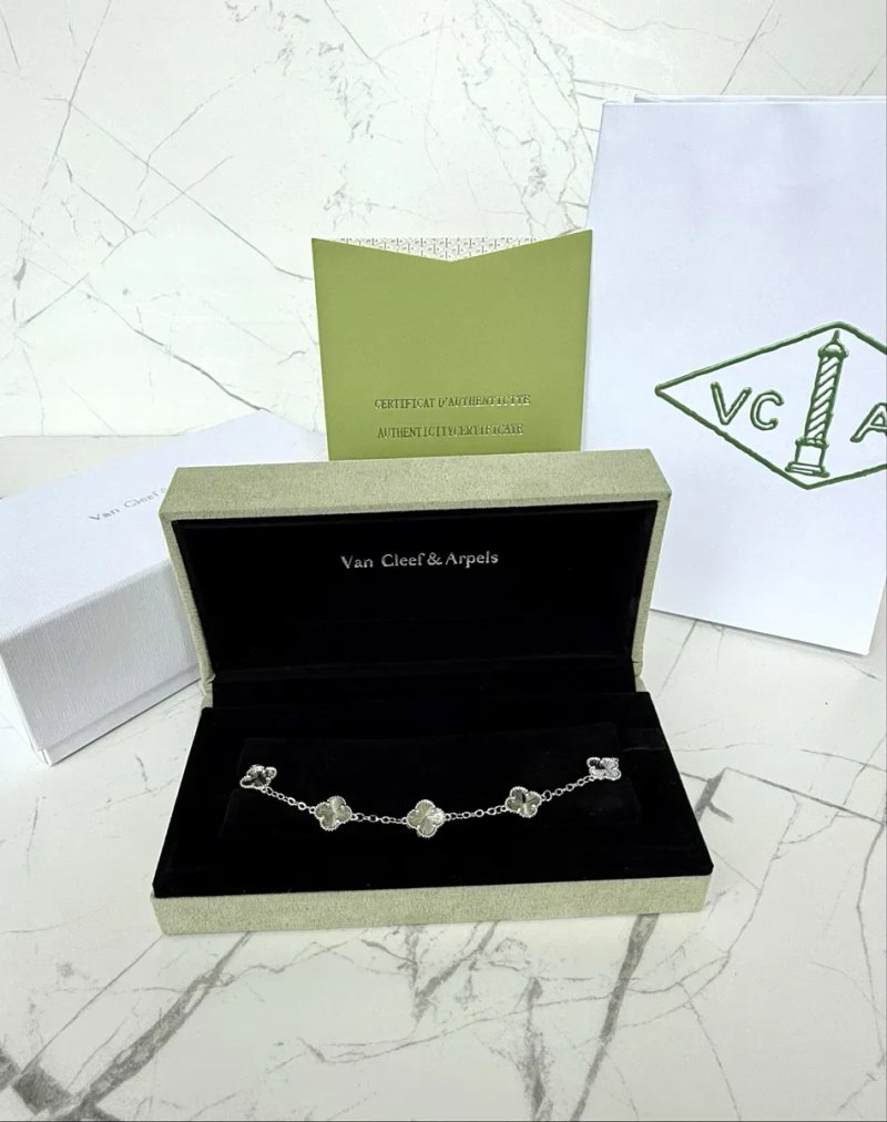 Браслет Van Cleef & Arpels  розмір регулюється, срібло 925 проби з покриттям родію (не темніє),з камінцями, конюшина, клевер ван клиф, серебро — фото 8