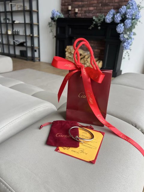 Cartier браслет в пакувані подарунковому