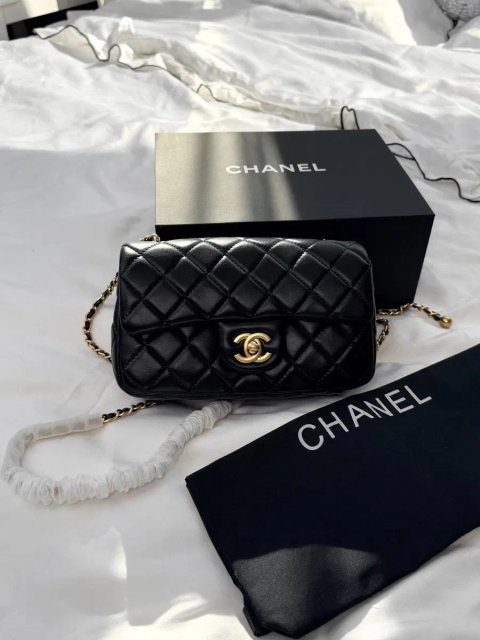 Chanel Mini 20 Classic Flap Bag in Black with Gold / Chanel Mini 20 Classic