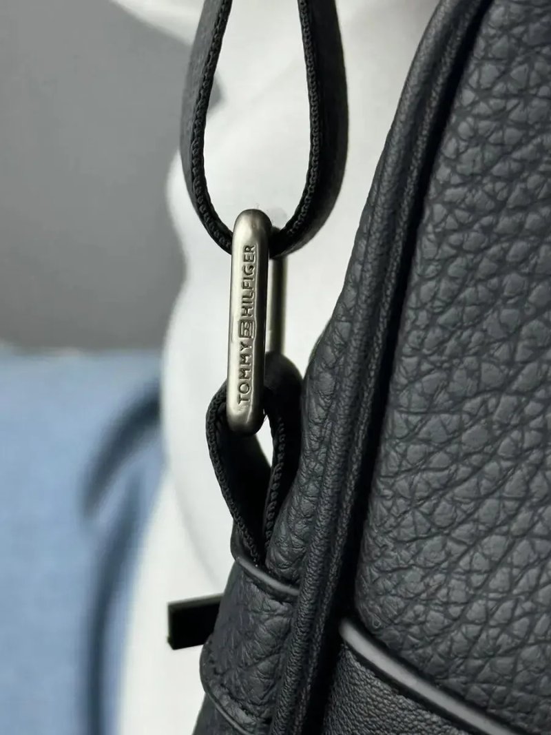 Чоловіча сумка через плече Tommy Hilfiger Downtown Reporter чорна. — фото 4