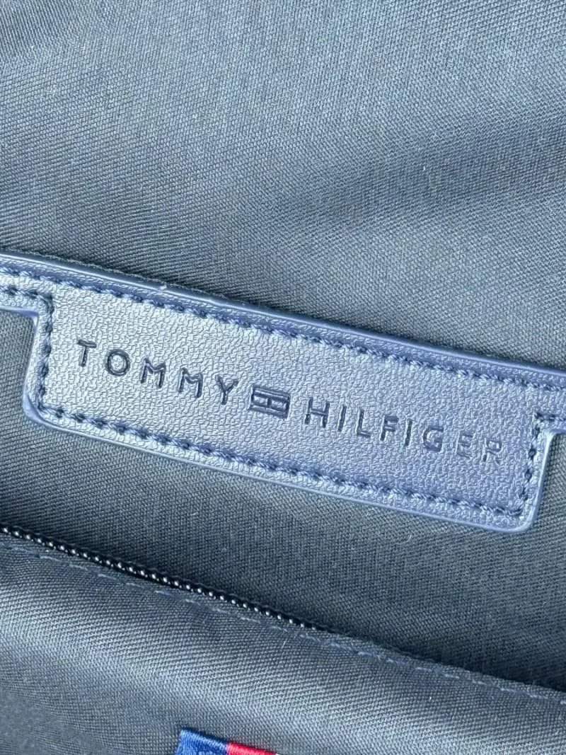 Чоловіча сумка через плече Tommy Hilfiger Downtown Reporter чорна. — фото 6