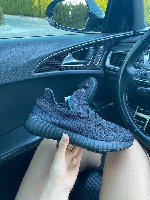 Чоловічі кросівки Adidas Yeezy Boost 350 V2 "Black Total" Розміри 40-46 — фото 2
