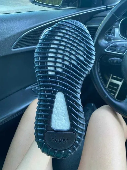 Чоловічі кросівки Adidas Yeezy Boost 350 V2 "Black Total" Розміри 40-46 — фото 6