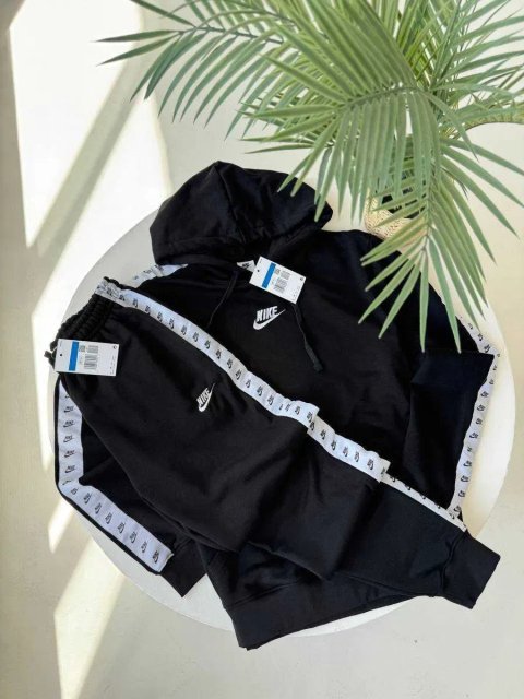 Чоловічий костюм Nike на лампасах