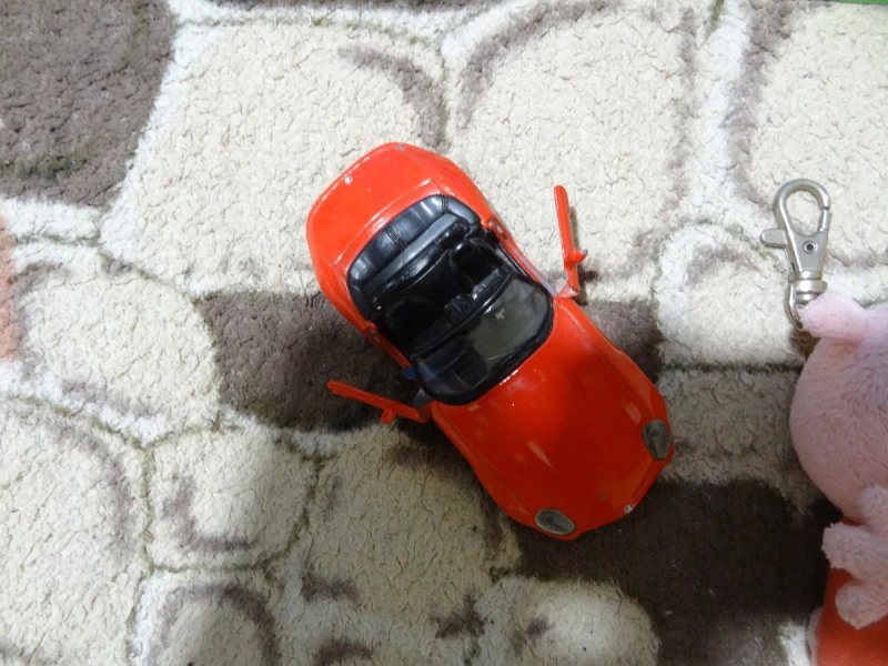 Детский набор: Машинка BMW Z8 Maisto и брелок Свинка Пеппа TY Площадка — фото 3