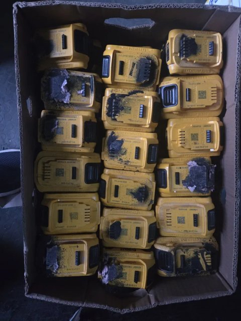 Dewalt 18v 5ah 24-25рік випуску під ремонт ціна вказана за 1шт  є кількість