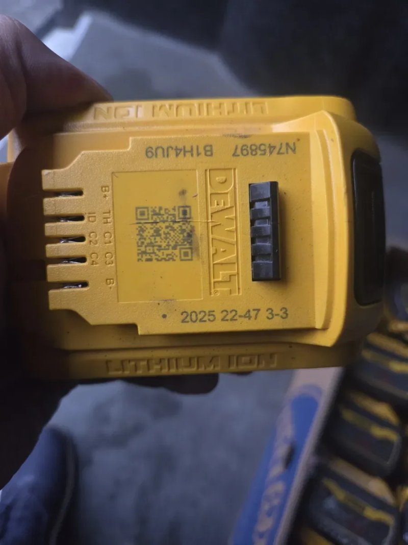 Dewalt 18v 5ah 24-25рік випуску під ремонт ціна вказана за 1шт  є кількість — фото 2