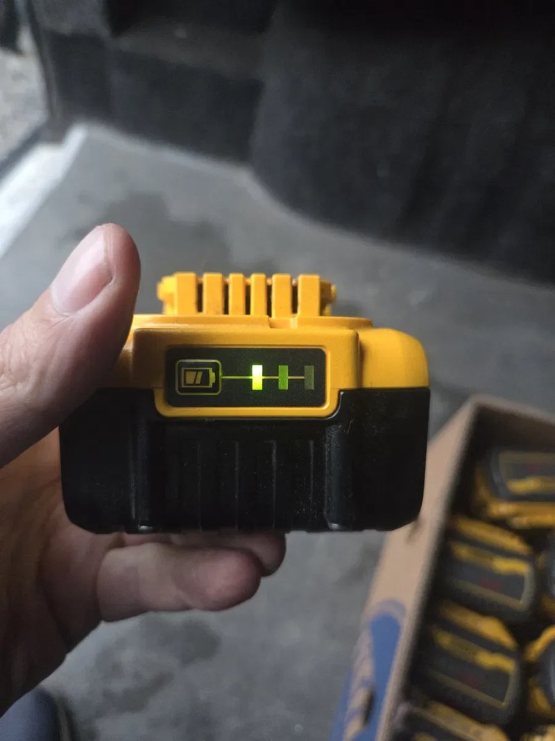 Dewalt 18v 5ah 24-25рік випуску під ремонт ціна вказана за 1шт  є кількість — фото 3
