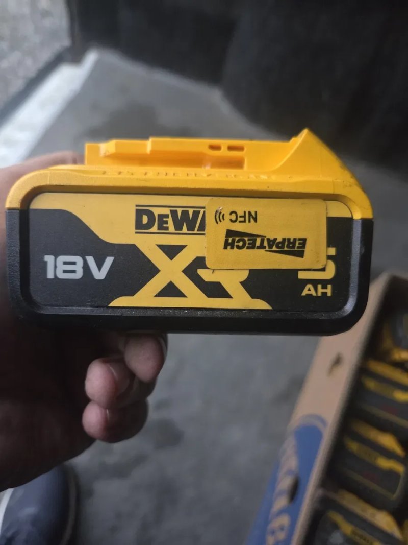 Dewalt 18v 5ah 24-25рік випуску під ремонт ціна вказана за 1шт  є кількість — фото 4