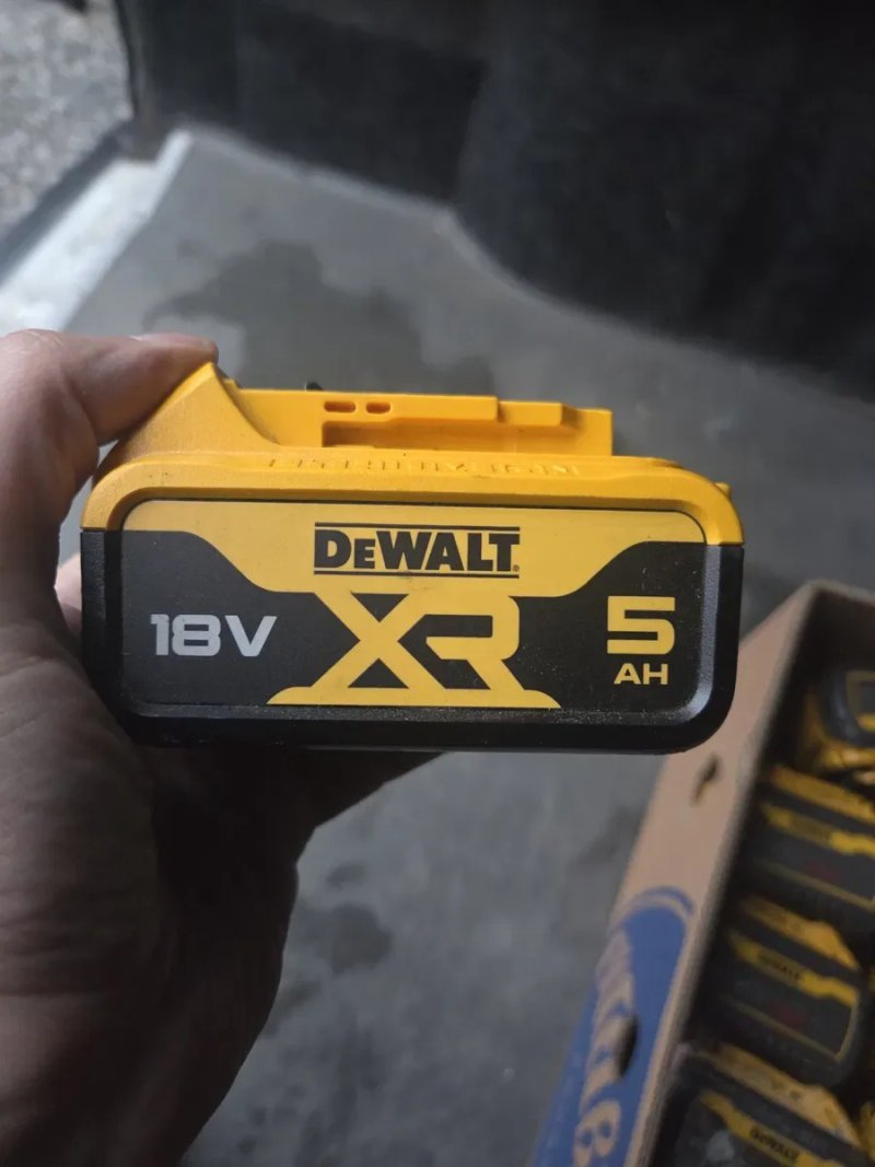 Dewalt 18v 5ah 24-25рік випуску під ремонт ціна вказана за 1шт  є кількість — фото 5