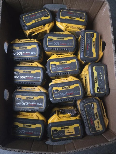 Dewalt 9ah 18v xr flexvolt 54v під ремонт в україні не розбиралися