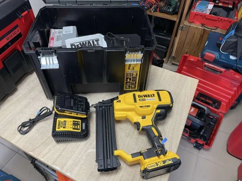 DeWALT DCN680 / Акумуляторний нейлер 18V XR (18GA) Девольт (комплект з цвяхами)