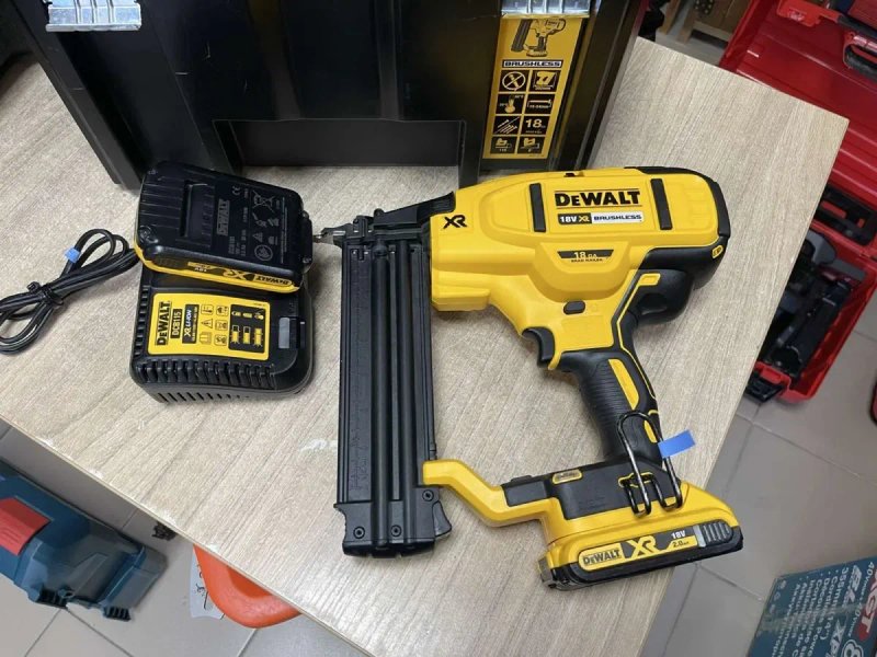 DeWALT DCN680 / Акумуляторний нейлер 18V XR (18GA) Девольт (комплект з цвяхами) — фото 2