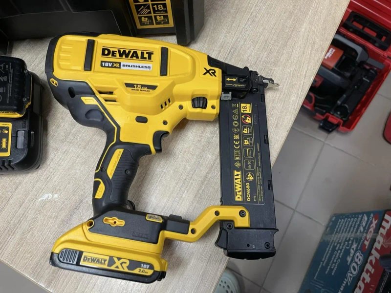 DeWALT DCN680 / Акумуляторний нейлер 18V XR (18GA) Девольт (комплект з цвяхами) — фото 3