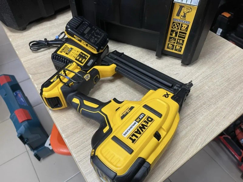 DeWALT DCN680 / Акумуляторний нейлер 18V XR (18GA) Девольт (комплект з цвяхами) — фото 4