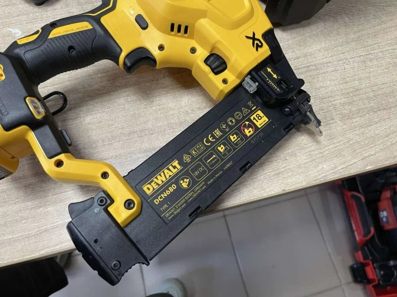 DeWALT DCN680 / Акумуляторний нейлер 18V XR (18GA) Девольт (комплект з цвяхами) — фото 5