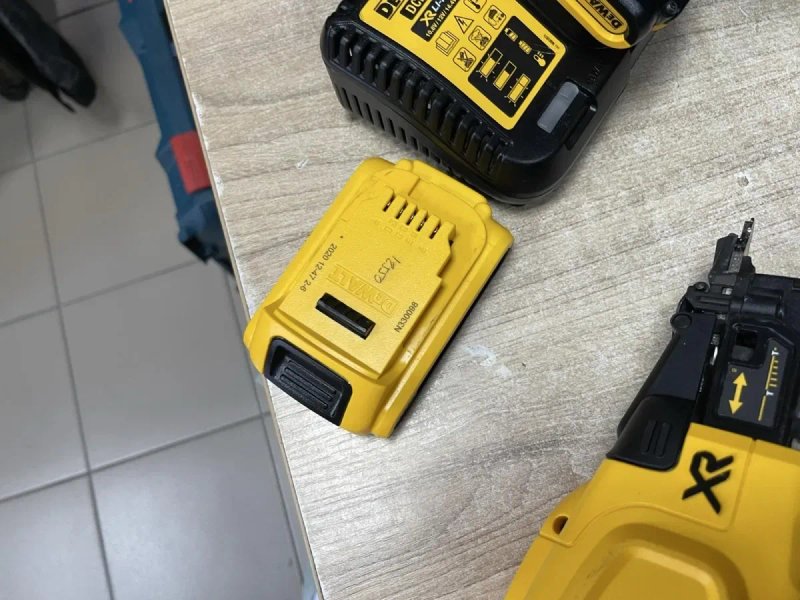 DeWALT DCN680 / Акумуляторний нейлер 18V XR (18GA) Девольт (комплект з цвяхами) — фото 6