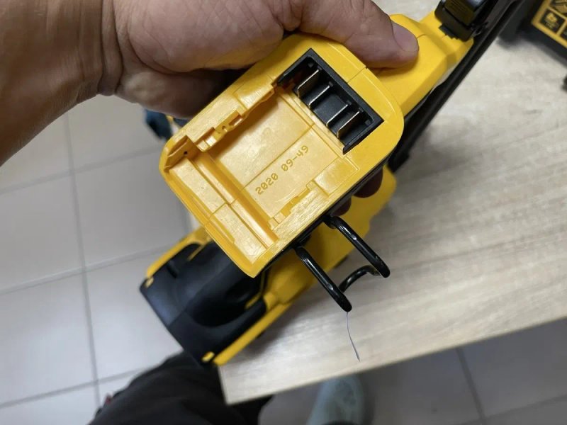 DeWALT DCN680 / Акумуляторний нейлер 18V XR (18GA) Девольт (комплект з цвяхами) — фото 7