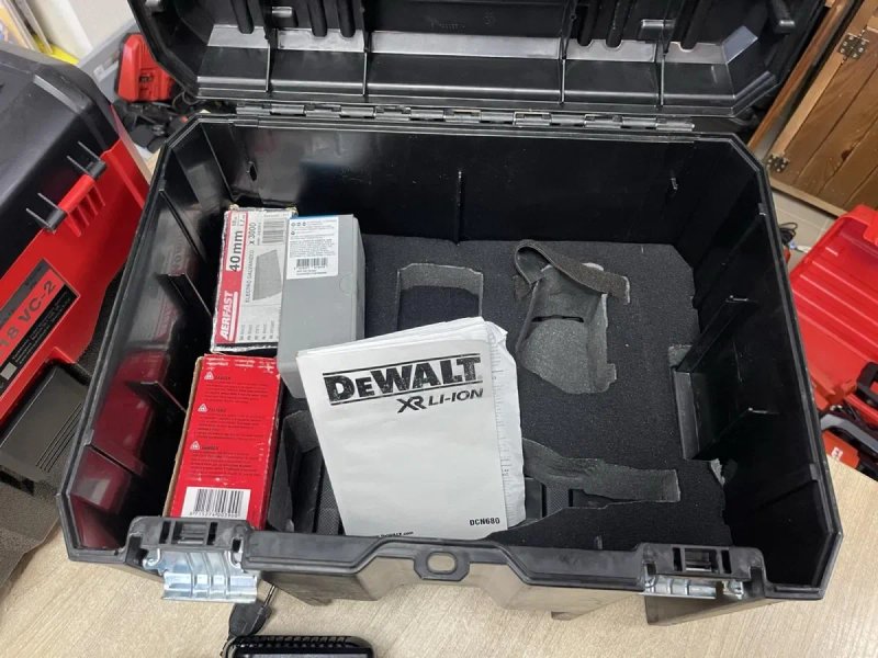 DeWALT DCN680 / Акумуляторний нейлер 18V XR (18GA) Девольт (комплект з цвяхами) — фото 8
