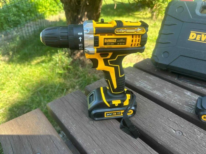 Дрель-шуруповерт на аккумуляторе DeWALT с набором инструментов в кейсе — фото 6