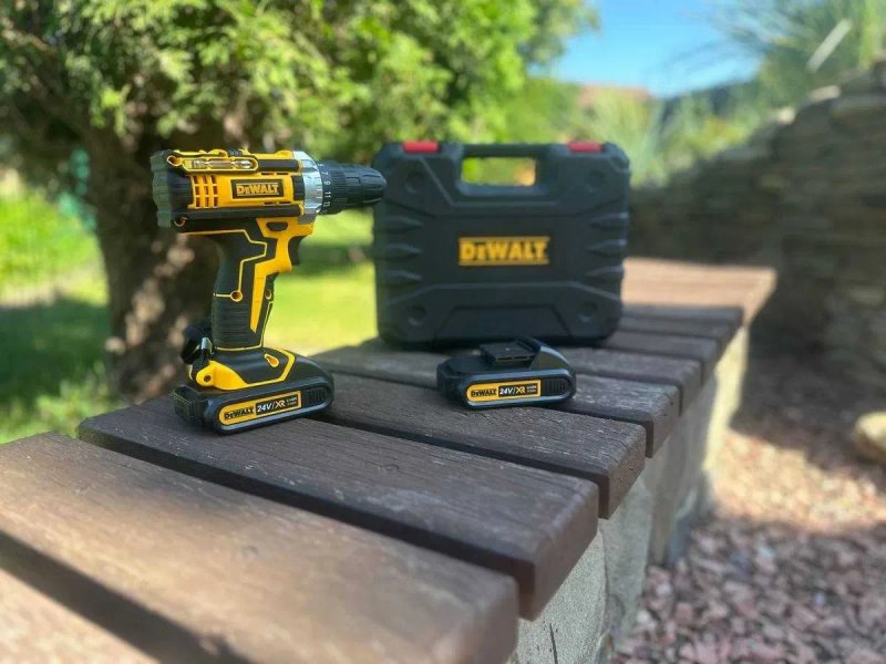Дрель-шуруповерт на аккумуляторе DeWALT с набором инструментов в кейсе — фото 7