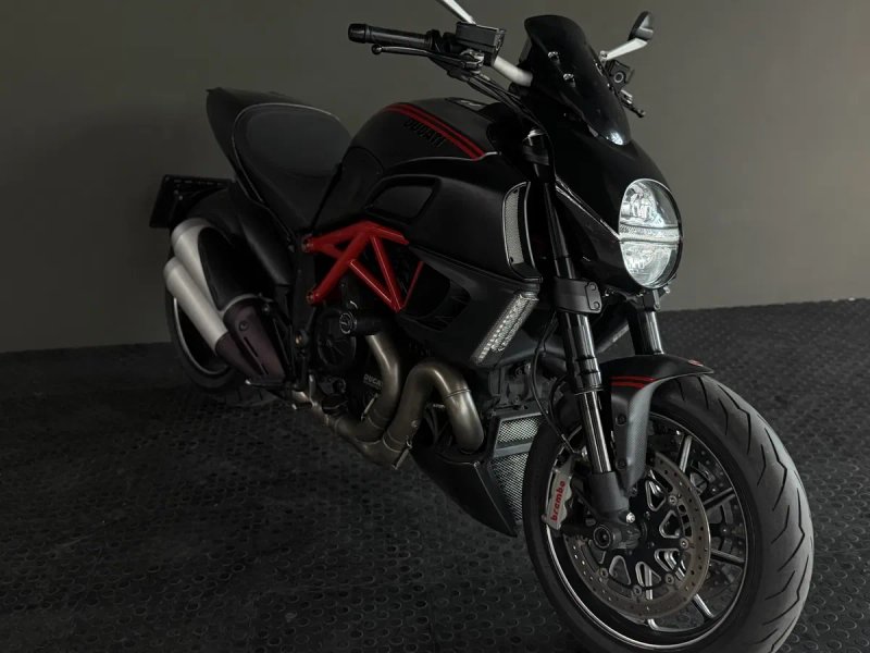 Ducati Diavel Carbon 2011 рік — фото 2