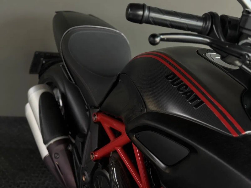 Ducati Diavel Carbon 2011 рік — фото 3