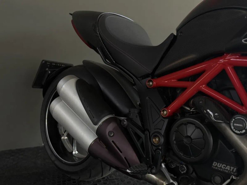 Ducati Diavel Carbon 2011 рік — фото 4