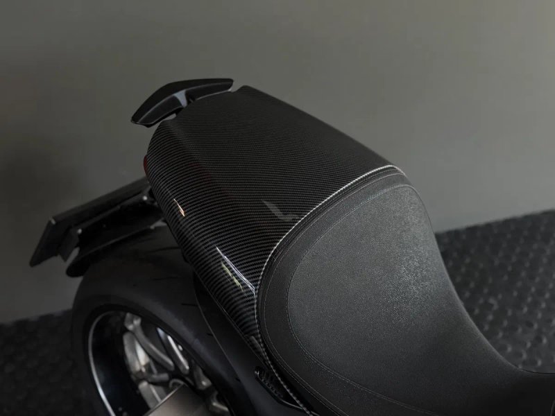 Ducati Diavel Carbon 2011 рік — фото 5