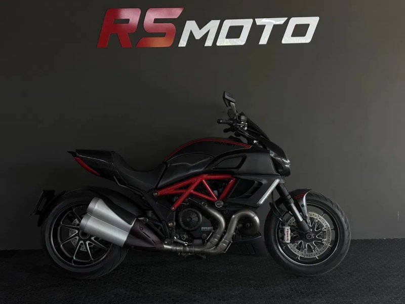 Ducati Diavel Carbon 2011 рік — фото 6