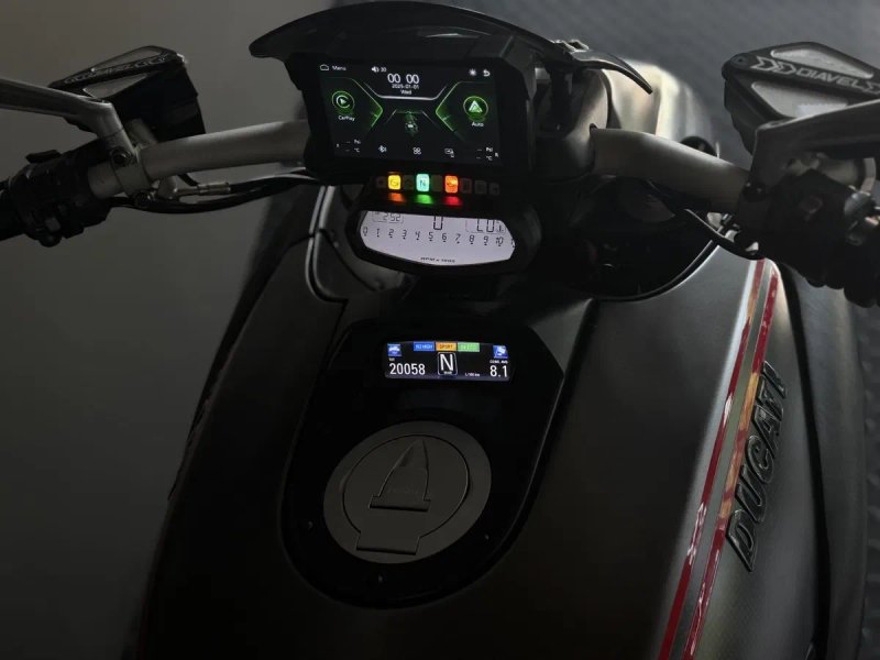 Ducati Diavel Carbon 2011 рік — фото 7