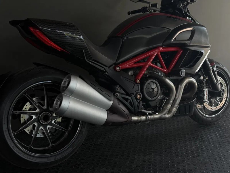 Ducati Diavel Carbon 2011 рік — фото 8