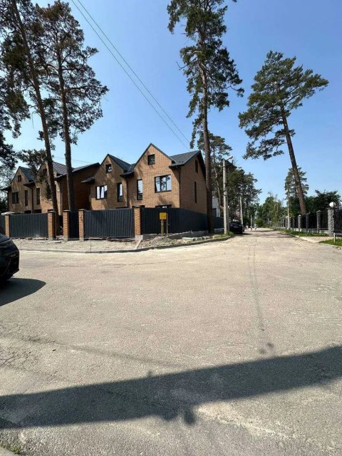 Дуплекс поруч з парком, школою з великою ділянкою!