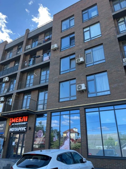 Фасад комерції при в"їзді в Ірпінь по вул. Соборна 9  ЖК ДеЛюкс