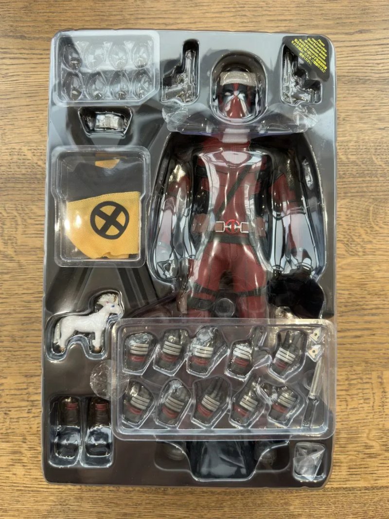 Фигурка 1/6 HOT TOYS MMS 490 DEADPOOL 2 — фото 8