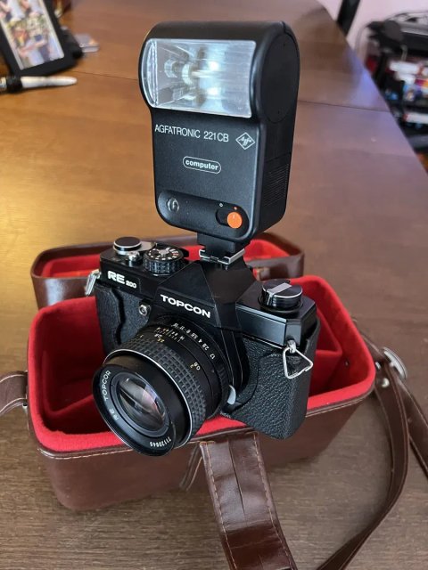 Фотопарат Topcon RE-200 + RE Topcor 55mm f/1.7 + спалах Agfatronic + оригінальний кофр