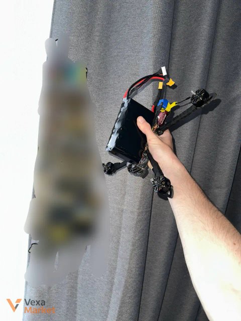 FPV дрон з акумулятором та пропелерами