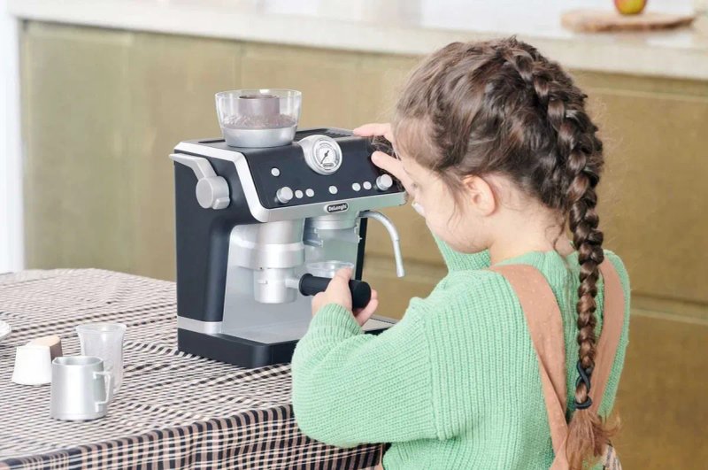 Іграшкова кавоварка Delonghi Casdon 77052 Еспресо-машинка для дітей — фото 3