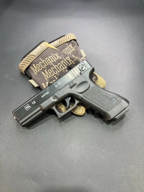 Іграшковий пістолет Glock 17 з маркуванням +500 куль G18 чорний 6 мм пружинний