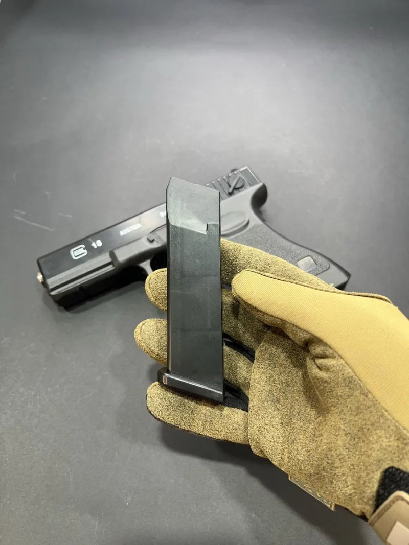 Іграшковий пістолет Glock 17 з маркуванням +500 куль G18 чорний 6 мм пружинний — фото 6