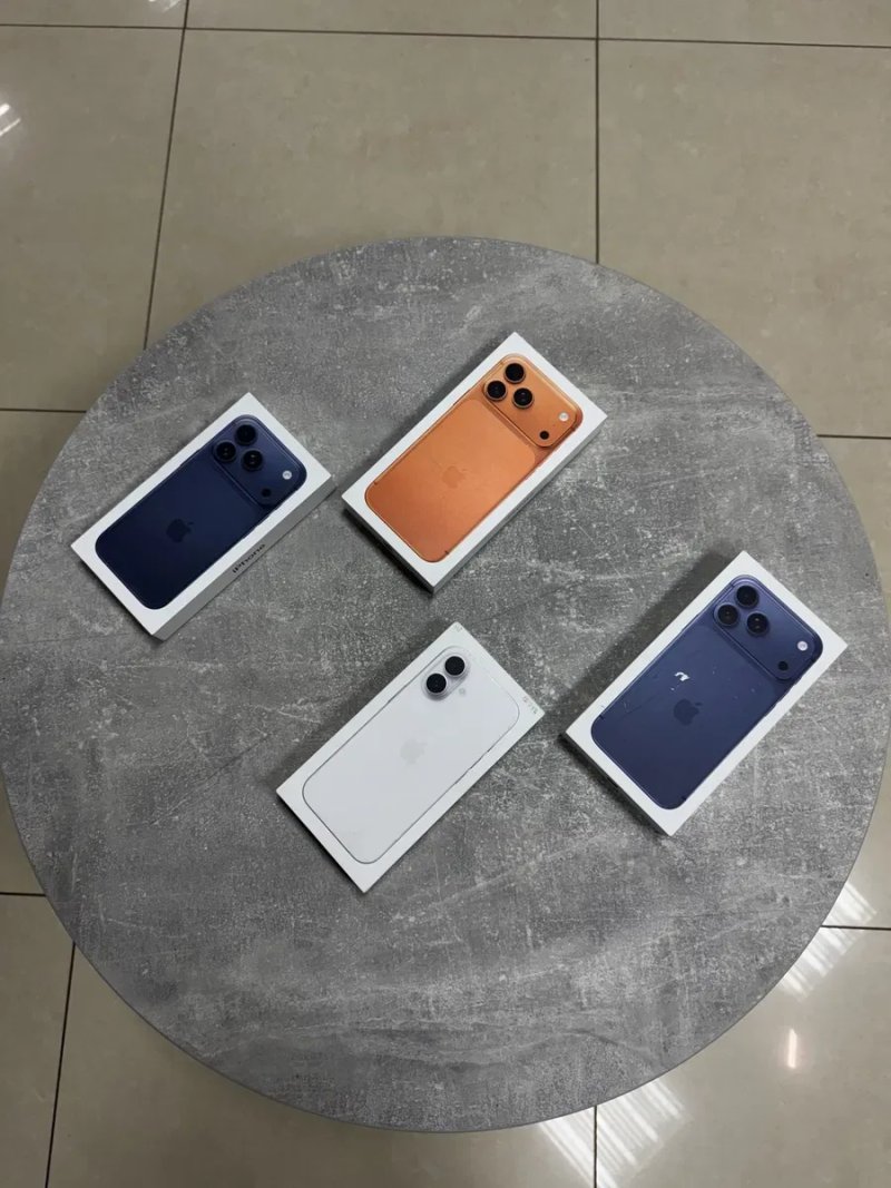 iPhone 17 Pro 256/512/1TB/2TB Deep Blue/Cosmic Orange/Silver — фото 2