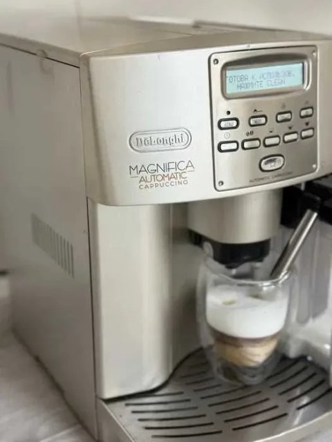 Кавомашина Delonghi Magnifica ESAM 3500, в гарному стані, з Німеччини