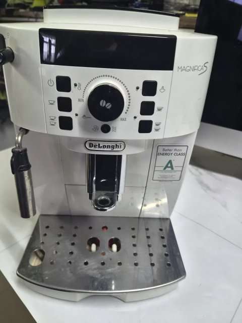 кавоварка Delonghi Magnifica S..