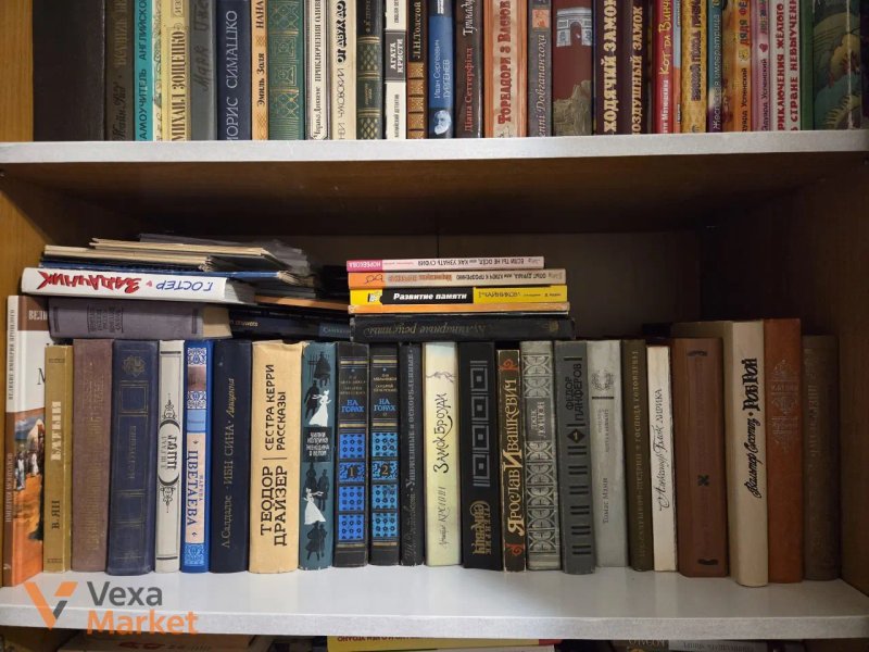 Книги на полиці — фото 2