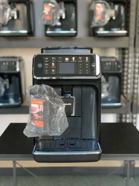 Кофемашина в заводских пленках Philips 5500