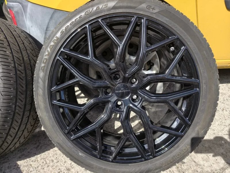 Колеса в зборі Tesla Model Y R20 235/40 Yokohama+ диски Liquid Metal — фото 3