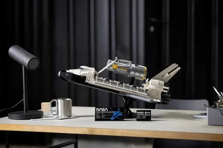 Конструктор LEGO Космічний шатл NASA Discovery 10283 — фото 7